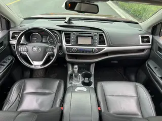 Toyota Highlander 2017 2.0T Édition de luxe à quatre roues motrices 7 Siège intérieur photo 15 Toyota Highlander 2017 2.0T Édition de luxe à quatre roues motrices 7 Siège intérieur photo 15