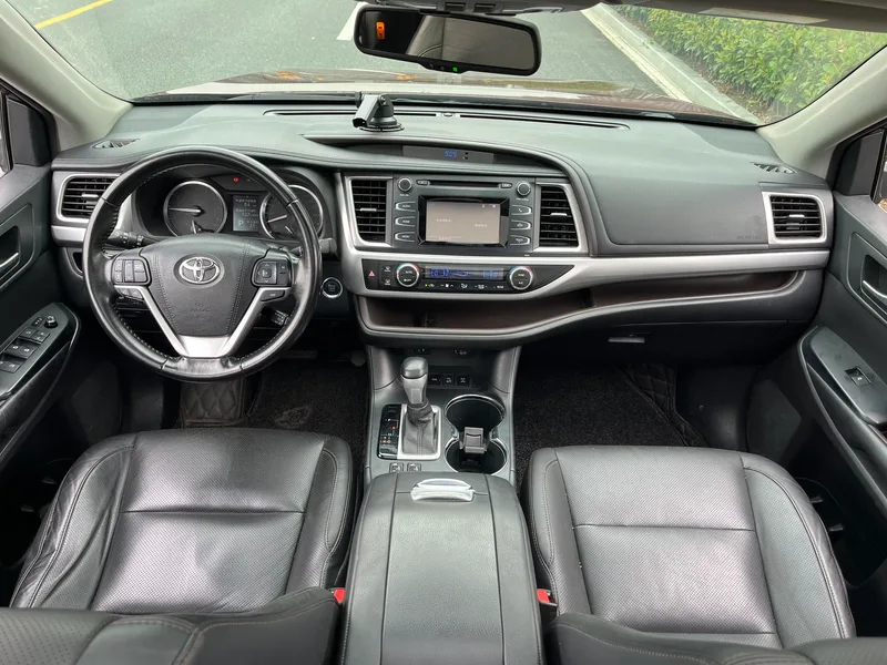 Toyota Highlander 2017 2.0T Édition de luxe à quatre roues motrices 7 Siège intérieur photo 15 Toyota Highlander 2017 2.0T Édition de luxe à quatre roues motrices 7 Siège intérieur photo 15