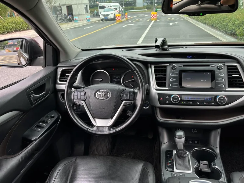 Toyota Highlander 2017 2.0T Édition de luxe à quatre roues motrices 7 Siège intérieur photo 16 Toyota Highlander 2017 2.0T Édition de luxe à quatre roues motrices 7 Siège intérieur photo 16