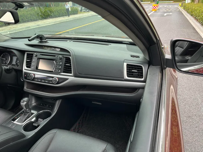 Toyota Highlander 2017 2.0T Édition de luxe à quatre roues motrices 7 Siège intérieur photo 17 Toyota Highlander 2017 2.0T Édition de luxe à quatre roues motrices 7 Siège intérieur photo 17