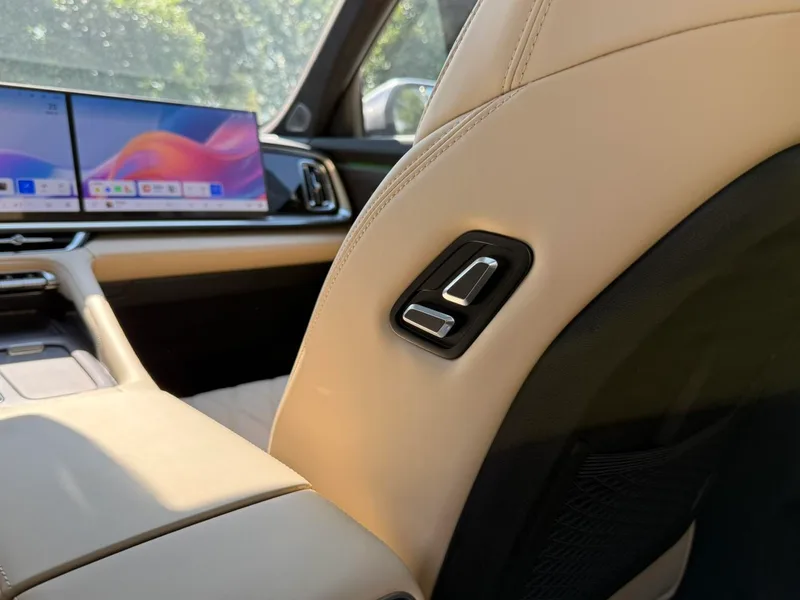 Geely Monjaro 2026 2.0TD Alta potencia automática de tracción en dos ruedas Oriental Yao Lanxing Edition interior foto 17 Geely Monjaro 2026 2.0TD Alta potencia automática de tracción en dos ruedas Oriental Yao Lanxing Edition interior foto 17