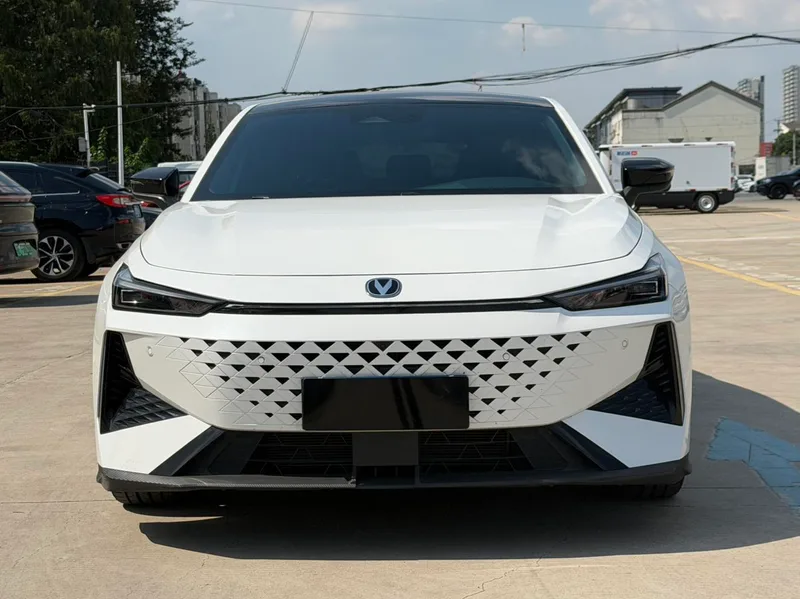 Changan UNI-V 2024 1.5T Премиальная комплектация экстерьер фото 2 Changan UNI-V 2024 1.5T Премиальная комплектация экстерьер фото 2