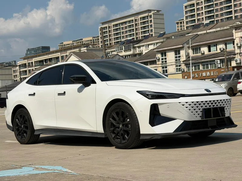 Changan UNI-V 2024 1.5T Премиальная комплектация экстерьер фото 3 Changan UNI-V 2024 1.5T Премиальная комплектация экстерьер фото 3