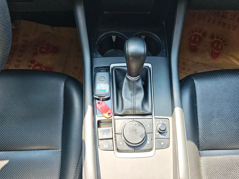 Mazda Mazda3 Axela 2021 1.5L automatic quality version interior photo 16 Mazda Mazda3 Axela 2021 1.5L automatic quality version interior photo 16