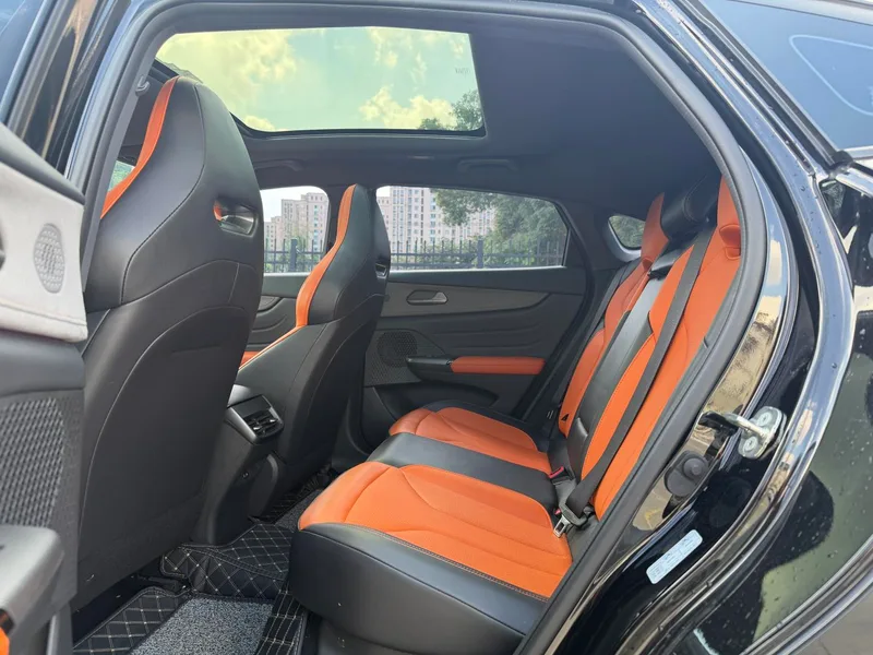 Changan UNI-V 2025 Troisième génération 1.5T 500Bar Sport de luxe extérieur photo 6 Changan UNI-V 2025 Troisième génération 1.5T 500Bar Sport de luxe extérieur photo 6