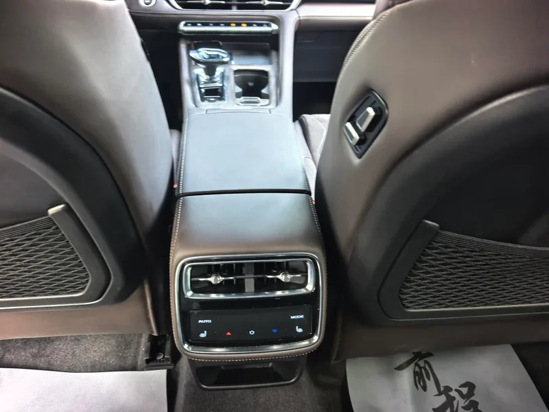 Geely Monjaro 2026 2.0TD Tracción automática en las cuatro ruedas de alta potencia Edición Oriental Yao Mochizuki interior foto 12 Geely Monjaro 2026 2.0TD Tracción automática en las cuatro ruedas de alta potencia Edición Oriental Yao Mochizuki interior foto 12