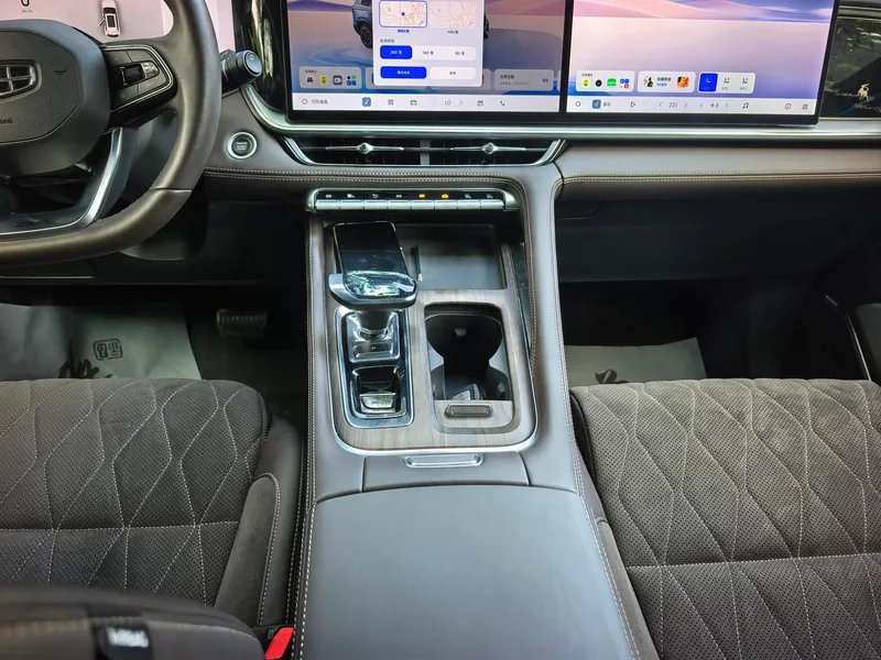 Geely Monjaro 2026 2.0TD Tracción automática en las cuatro ruedas de alta potencia Edición Oriental Yao Mochizuki interior foto 13 Geely Monjaro 2026 2.0TD Tracción automática en las cuatro ruedas de alta potencia Edición Oriental Yao Mochizuki interior foto 13