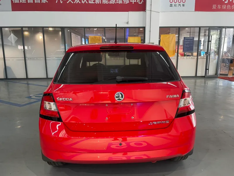 Skoda Fabia 2017 1.4L Automatic car version interior photo 12 Skoda Fabia 2017 1.4L Automatic car version interior photo 12