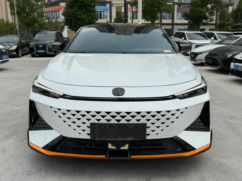 Changan UNI-V 2024 1.5T Luxury sports-style exterior photo 2