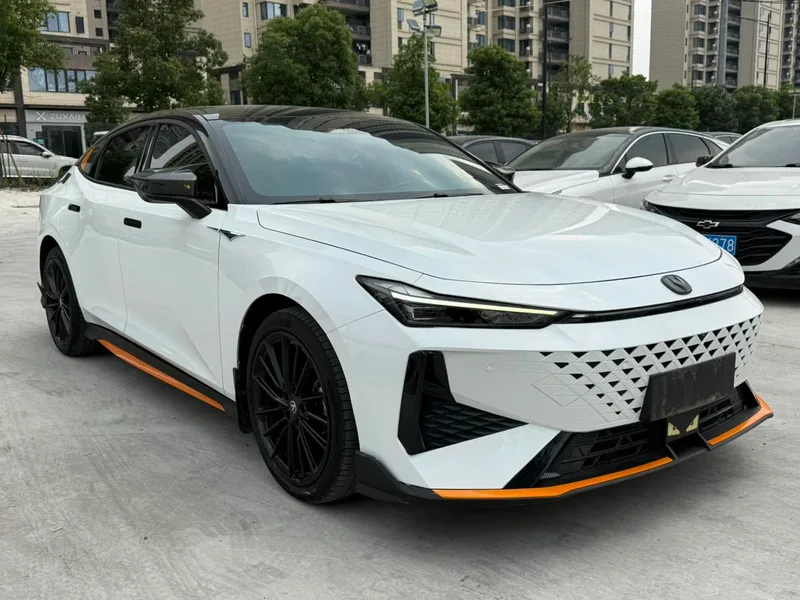Changan UNI-V 2024 1.5T Luxury sports-style exterior photo 3