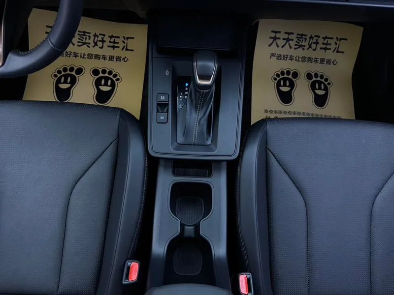 Toyota Corolla Cross 2026 2.0L CVT Elite Edition interior photo 13 Toyota Corolla Cross 2026 2.0L CVT Elite Edition interior photo 13