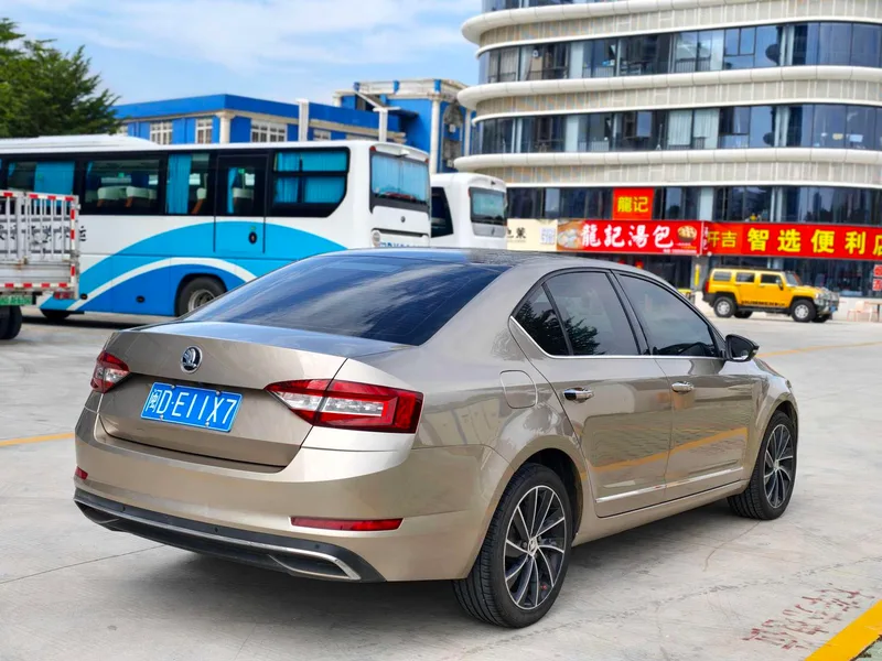 Skoda Octavia 2018 TSI280 DSG Luxury Edition exterior photo 6 Skoda Octavia 2018 TSI280 DSG Luxury Edition exterior photo 6