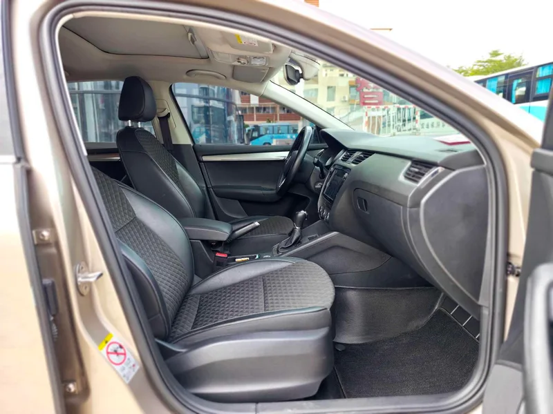 Skoda Octavia 2018 TSI280 DSG Luxury Edition interior photo 10 Skoda Octavia 2018 TSI280 DSG Luxury Edition interior photo 10