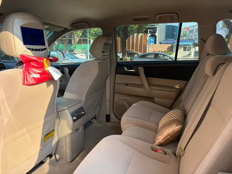 Toyota Highlander 2012 2.7L Two-wheel drive 7 Seat Elite Edition interior photo 6