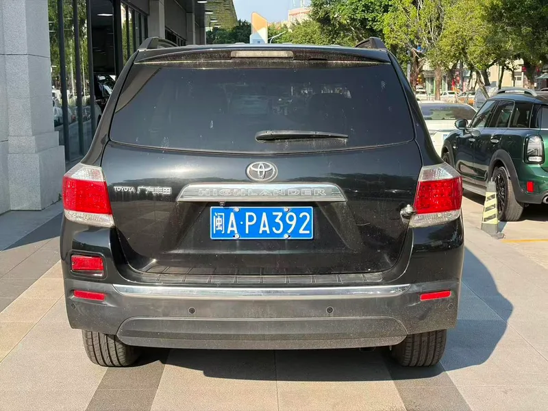 Toyota Highlander 2012 2.7L Two-wheel drive 7 Seat Elite Edition interior photo 8