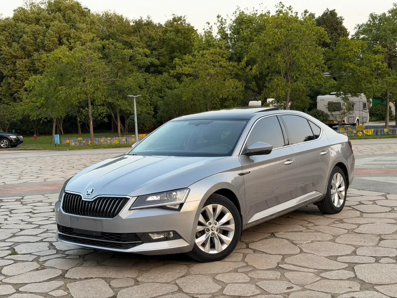 Skoda Superb 2017 TSI280 DSG Edición campeona exterior foto 1 Skoda Superb 2017 TSI280 DSG Edición campeona exterior foto 1