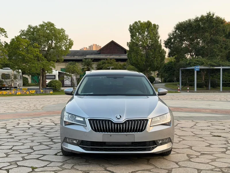 Skoda Superb 2017 TSI280 DSG Edición campeona exterior foto 2 Skoda Superb 2017 TSI280 DSG Edición campeona exterior foto 2