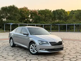 Skoda Superb 2017 TSI280 DSG Edición campeona exterior foto 3 Skoda Superb 2017 TSI280 DSG Edición campeona exterior foto 3