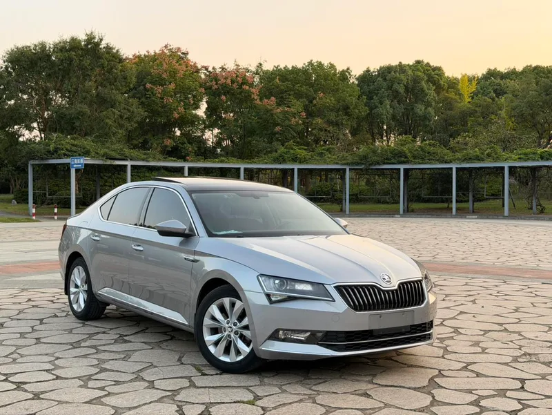Skoda Superb 2017 TSI280 DSG Edición campeona exterior foto 3 Skoda Superb 2017 TSI280 DSG Edición campeona exterior foto 3