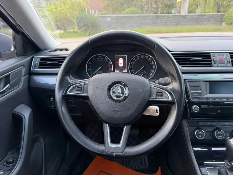 Skoda Superb 2017 TSI280 DSG Edición campeona interior foto 8 Skoda Superb 2017 TSI280 DSG Edición campeona interior foto 8