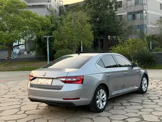 Skoda Superb 2017 TSI280 DSG Edición campeona interior foto 13 Skoda Superb 2017 TSI280 DSG Edición campeona interior foto 13
