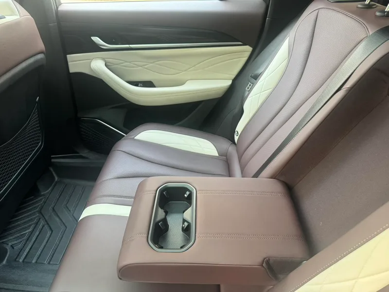 Geely Monjaro 2024 2.0TD Versión en la nube de tracción en dos ruedas automática de alta potencia interior foto 15