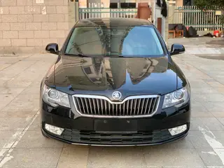 Skoda Superb 2013 1.8TSI Edición automática exterior foto 2 Skoda Superb 2013 1.8TSI Edición automática exterior foto 2
