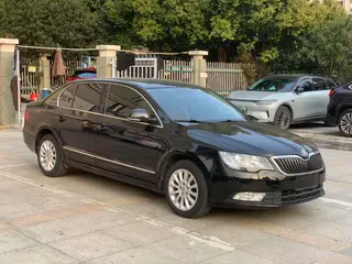 Skoda Superb 2013 1.8TSI Edición automática exterior foto 3 Skoda Superb 2013 1.8TSI Edición automática exterior foto 3