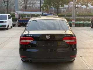 Skoda Superb 2013 1.8TSI Edición automática exterior foto 7 Skoda Superb 2013 1.8TSI Edición automática exterior foto 7