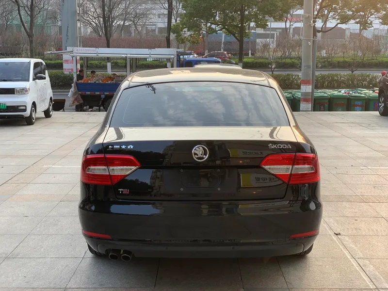 Skoda Superb 2013 1.8TSI Edición automática exterior foto 7 Skoda Superb 2013 1.8TSI Edición automática exterior foto 7