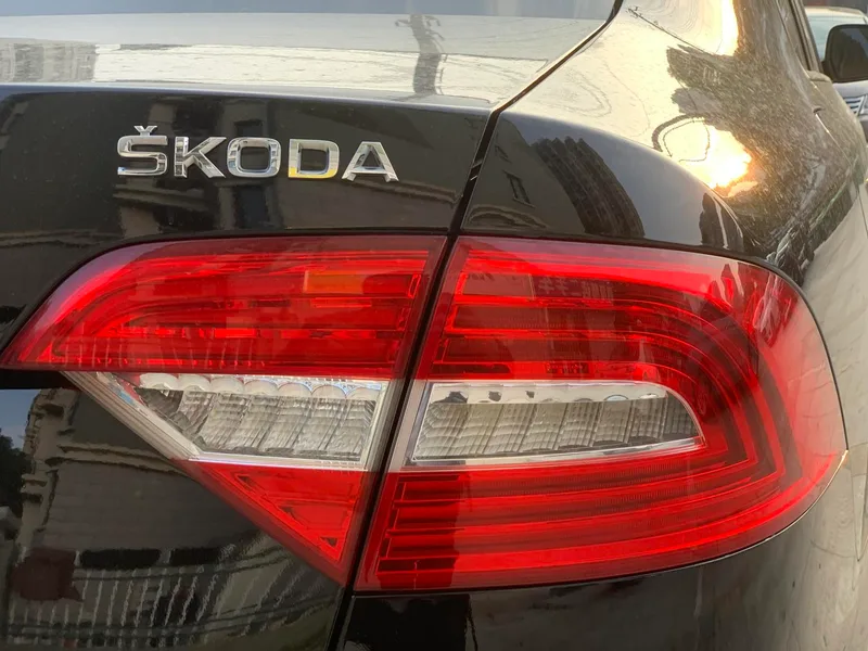 Skoda Superb 2013 1.8TSI Edición automática exterior foto 9 Skoda Superb 2013 1.8TSI Edición automática exterior foto 9