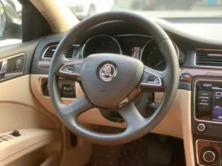 Skoda Superb 2013 1.8TSI Edición automática interior foto 12 Skoda Superb 2013 1.8TSI Edición automática interior foto 12