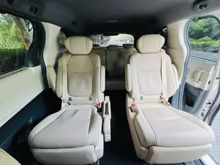 Toyota Sienna 2023 Double moteur 2.5L Version confortable intérieur photo 7 Toyota Sienna 2023 Double moteur 2.5L Version confortable intérieur photo 7