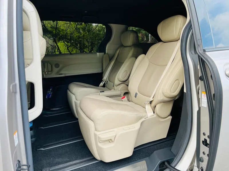 Toyota Sienna 2023 Double moteur 2.5L Version confortable intérieur photo 8 Toyota Sienna 2023 Double moteur 2.5L Version confortable intérieur photo 8
