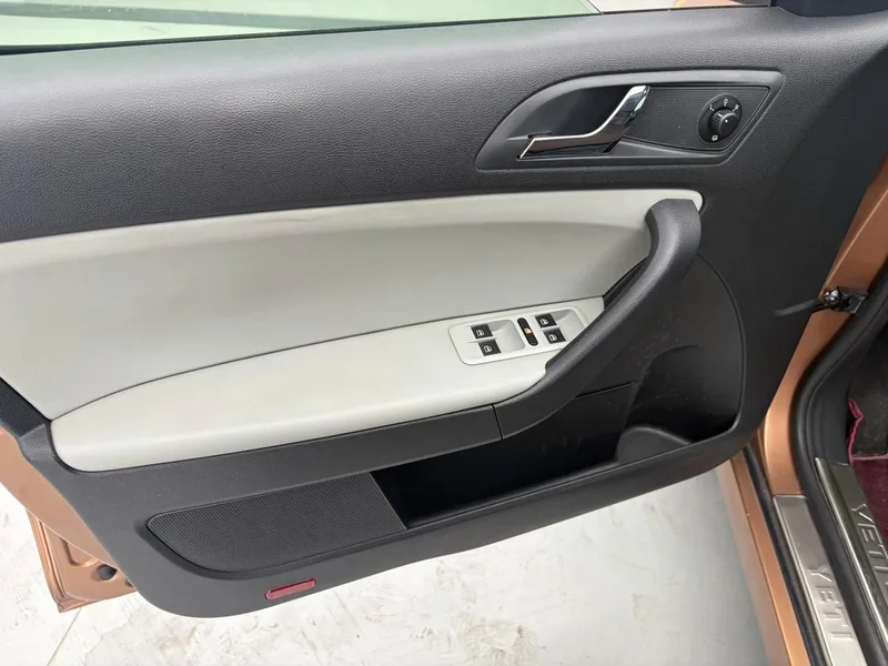 Skoda Yeti 2016 1.4TSI DSG Line Creation Edition interior photo 14 Skoda Yeti 2016 1.4TSI DSG Line Creation Edition interior photo 14