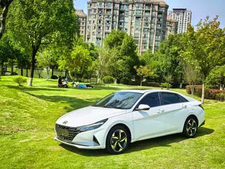 Hyundai Elantra 2021 1.5L CVT LUX Versión de lujo
