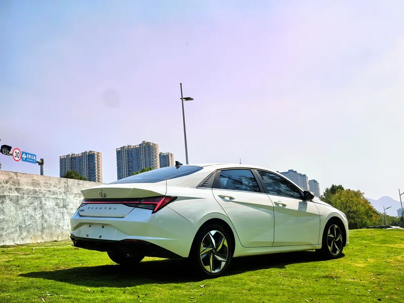 Hyundai Elantra 2021 1.5L CVT LUX Premium Edition exterior photo 5 Hyundai Elantra 2021 1.5L CVT LUX Premium Edition exterior photo 5