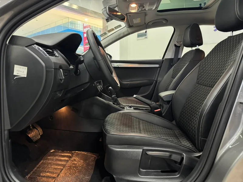 Skoda Octavia 2019 TSI230 DSG Edición Zhixing Deluxe País V exterior foto 5 Skoda Octavia 2019 TSI230 DSG Edición Zhixing Deluxe País V exterior foto 5