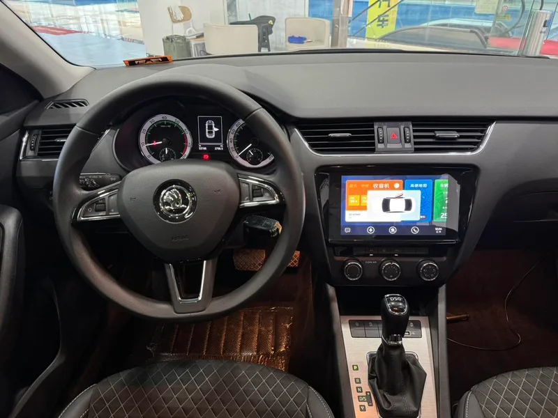 Skoda Octavia 2019 TSI230 DSG Edición Zhixing Deluxe País V interior foto 14 Skoda Octavia 2019 TSI230 DSG Edición Zhixing Deluxe País V interior foto 14