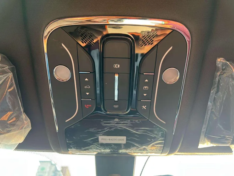 Jetour X70 PLUS 2023 1.5T DCT Brave person PLUS 7 seat interior photo 14 Jetour X70 PLUS 2023 1.5T DCT Brave person PLUS 7 seat interior photo 14