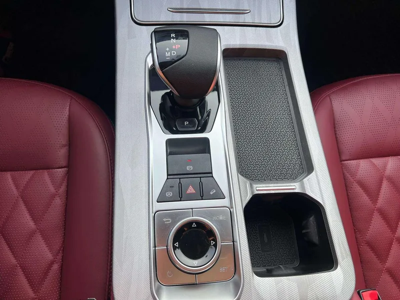 Jetour X70 PLUS 2023 1.5T DCT Brave person PLUS 7 seat interior photo 15 Jetour X70 PLUS 2023 1.5T DCT Brave person PLUS 7 seat interior photo 15