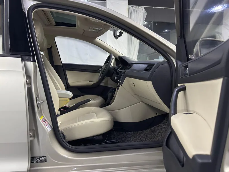 Skoda Rapid 2016 1.6L Automatic line creation interior photo 18 Skoda Rapid 2016 1.6L Automatic line creation interior photo 18