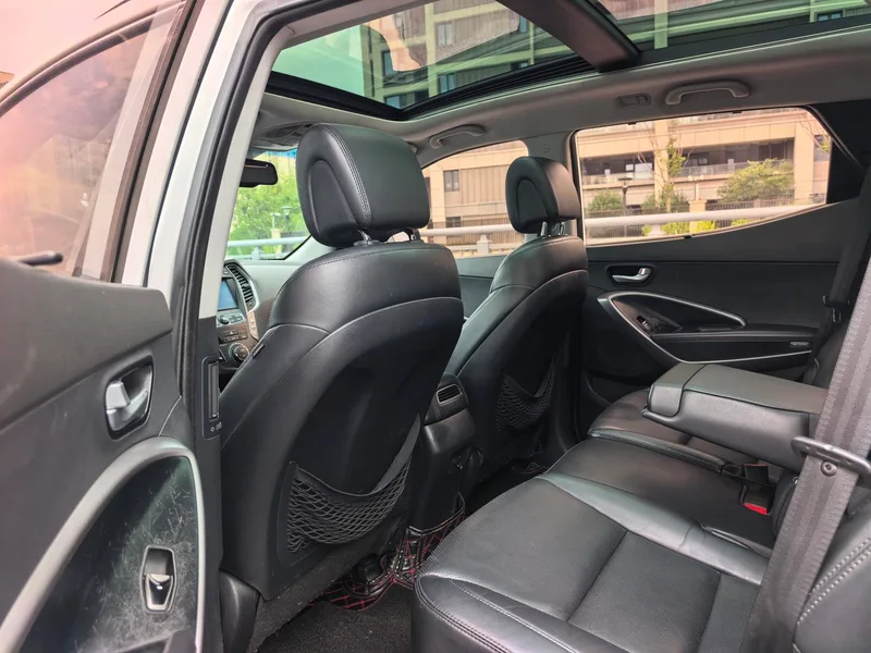Hyundai Santa Fe 2015 2.0T Tipo inteligente de tracción automática en las cuatro ruedas 7 Asiento interior foto 8 Hyundai Santa Fe 2015 2.0T Tipo inteligente de tracción automática en las cuatro ruedas 7 Asiento interior foto 8