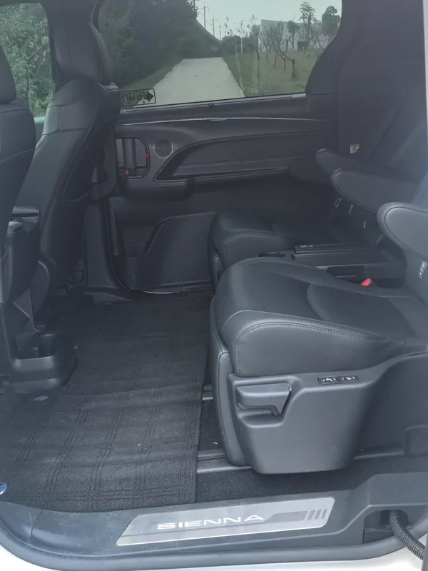 Toyota Sienna 2023 Dual Power 2.5L Premium Edition interior photo 9 Toyota Sienna 2023 Dual Power 2.5L Premium Edition interior photo 9