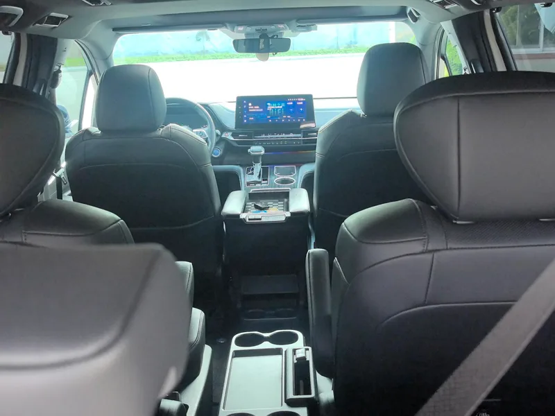 Toyota Sienna 2023 Dual Power 2.5L Premium Edition interior photo 10 Toyota Sienna 2023 Dual Power 2.5L Premium Edition interior photo 10