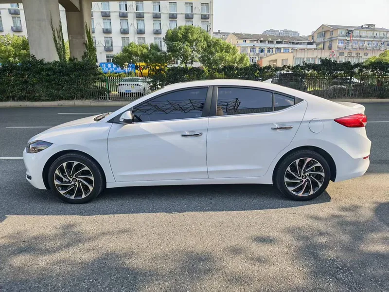 Hyundai Elantra Lingdong 2019 1.4T Dual-clutch dazzle vitality type exterior photo 3 Hyundai Elantra Lingdong 2019 1.4T Dual-clutch dazzle vitality type exterior photo 3