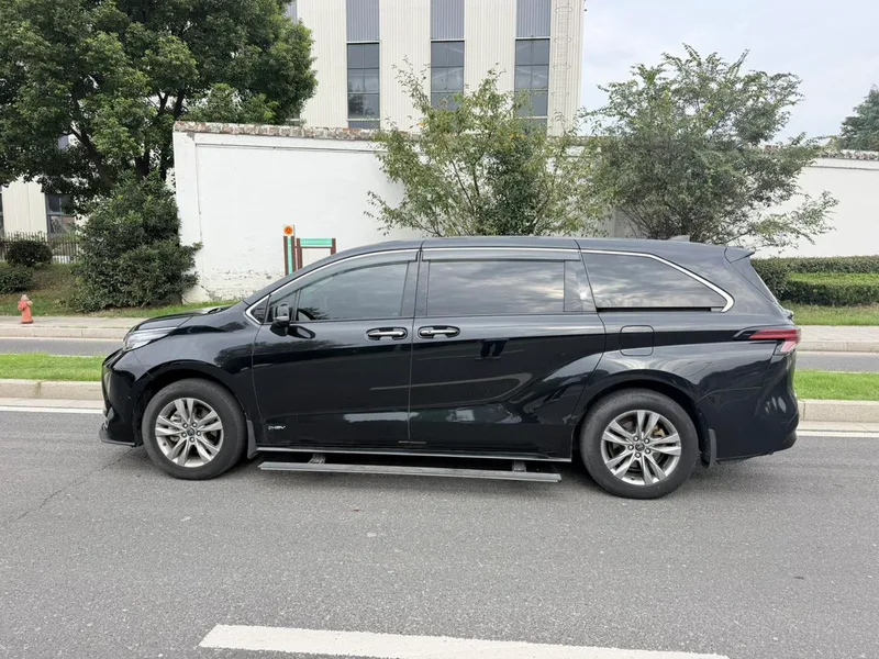 Toyota Sienna 2024 Dual Power 2.5L Four-wheel drive Premium Edition exterior photo 8 Toyota Sienna 2024 Dual Power 2.5L Four-wheel drive Premium Edition exterior photo 8