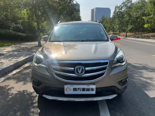 Changan CS35 2017 1.6L Automático de lujo exterior foto 2 Changan CS35 2017 1.6L Automático de lujo exterior foto 2
