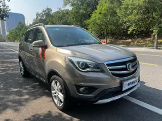 Changan CS35 2017 1.6L Automático de lujo exterior foto 3 Changan CS35 2017 1.6L Automático de lujo exterior foto 3