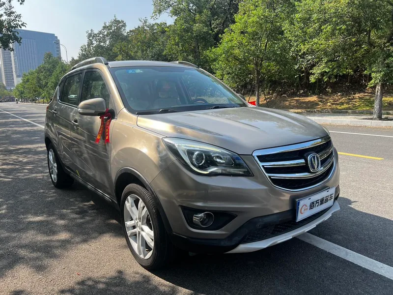 Changan CS35 2017 1.6L Automático de lujo exterior foto 3 Changan CS35 2017 1.6L Automático de lujo exterior foto 3